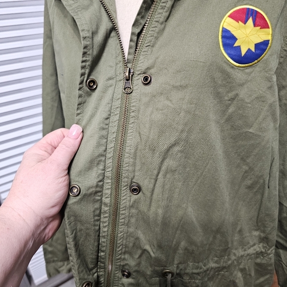 Her Universe Marvel Ms. Marvel Patch Girls Anorak Jacket - Picture 11 of 13